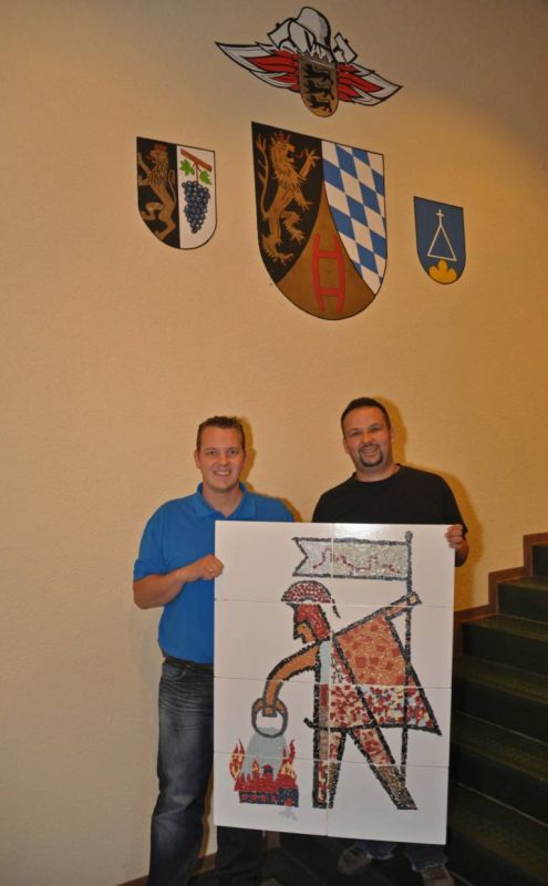 Markus Schäfer (rechts) überreicht Steffen Kudras das Kunstwerk